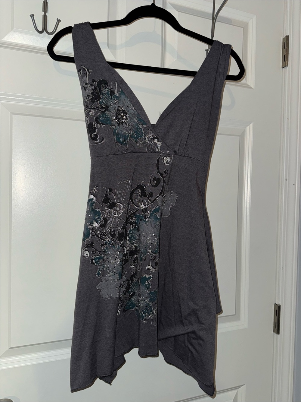 Sleeveless Gray Floral V-Neck Tunic Handkerchief hem Rhinestone Accent M